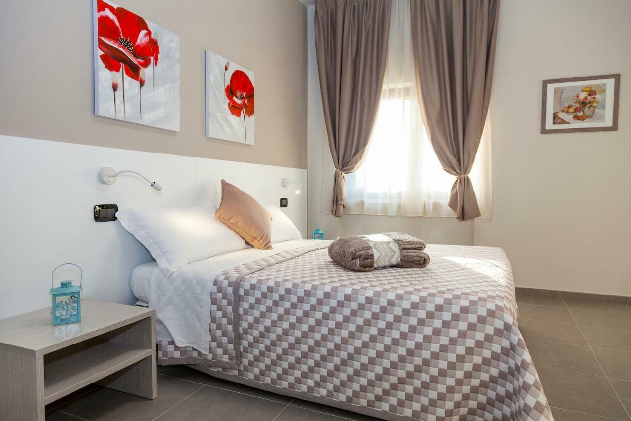 Riviera Hub Hotel Cisano sul Neva Luaran gambar