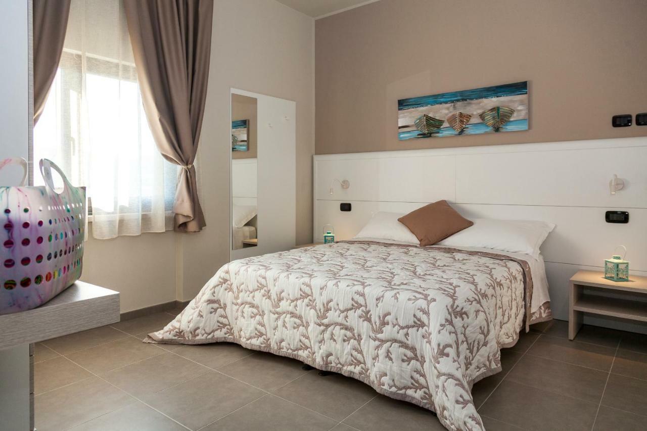 Riviera Hub Hotel Cisano sul Neva Luaran gambar