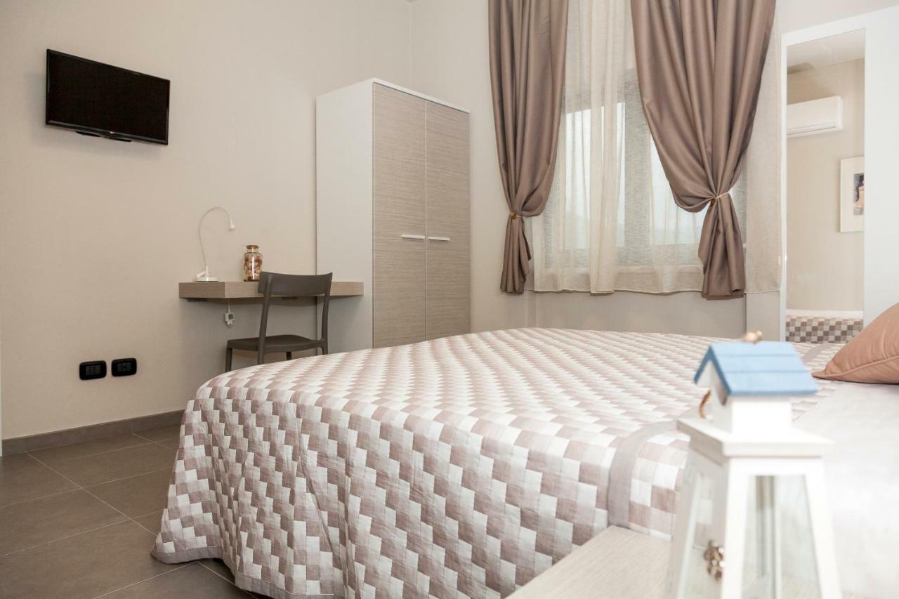 Riviera Hub Hotel Cisano sul Neva Luaran gambar