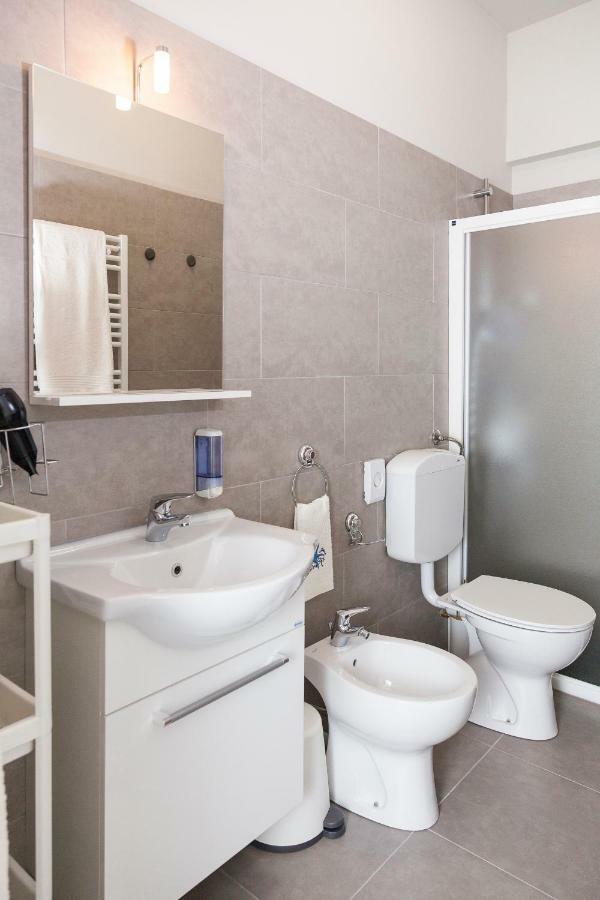 Riviera Hub Hotel Cisano sul Neva Luaran gambar