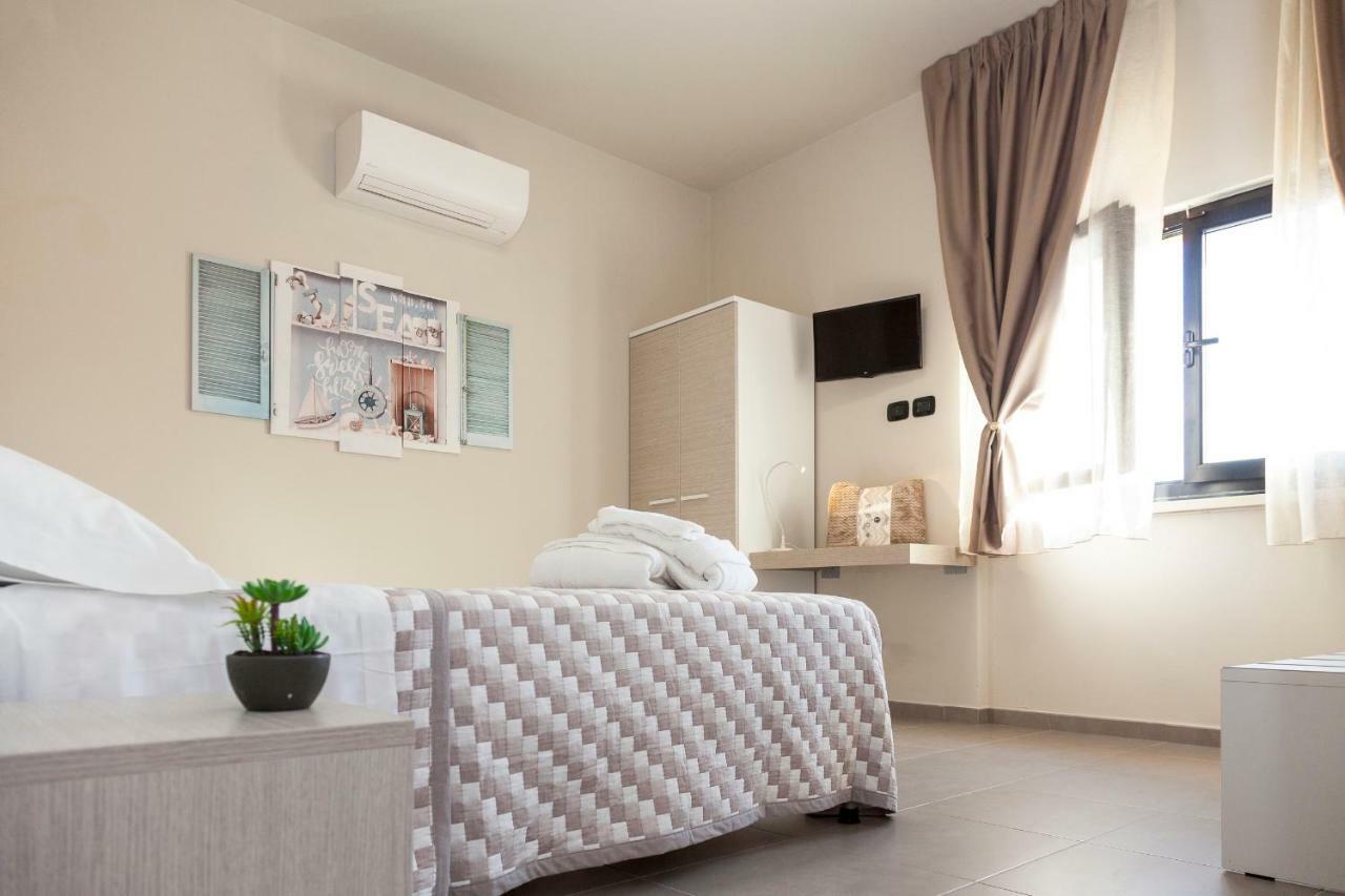 Riviera Hub Hotel Cisano sul Neva Luaran gambar