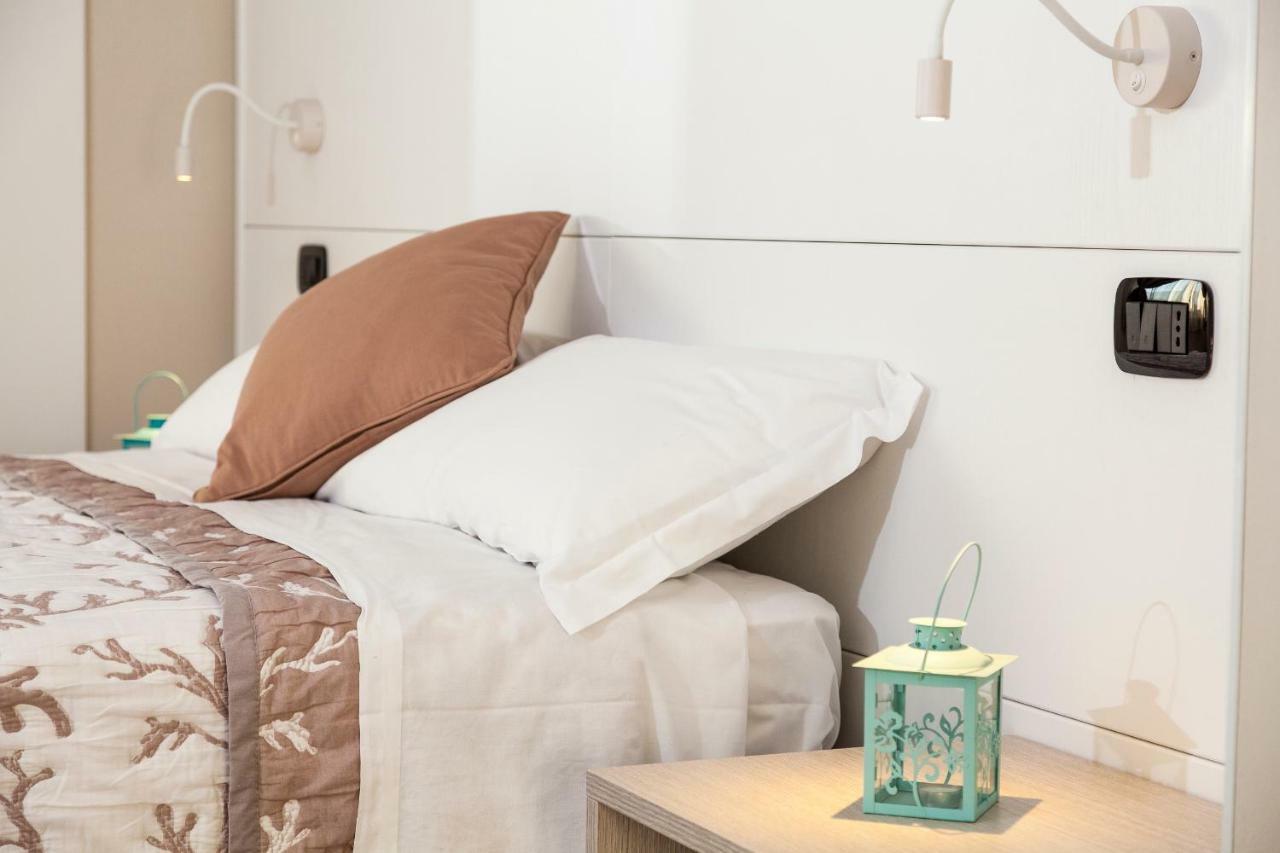 Riviera Hub Hotel Cisano sul Neva Luaran gambar