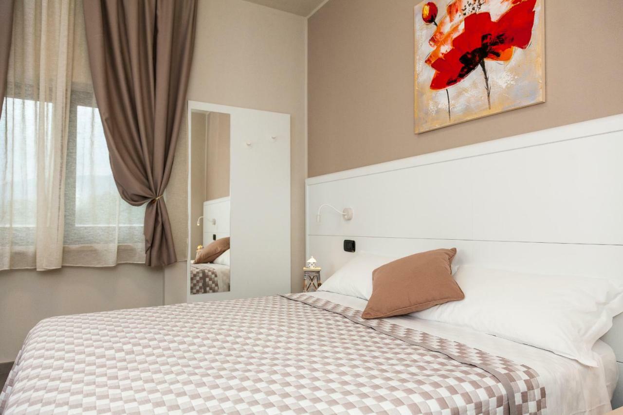 Riviera Hub Hotel Cisano sul Neva Luaran gambar