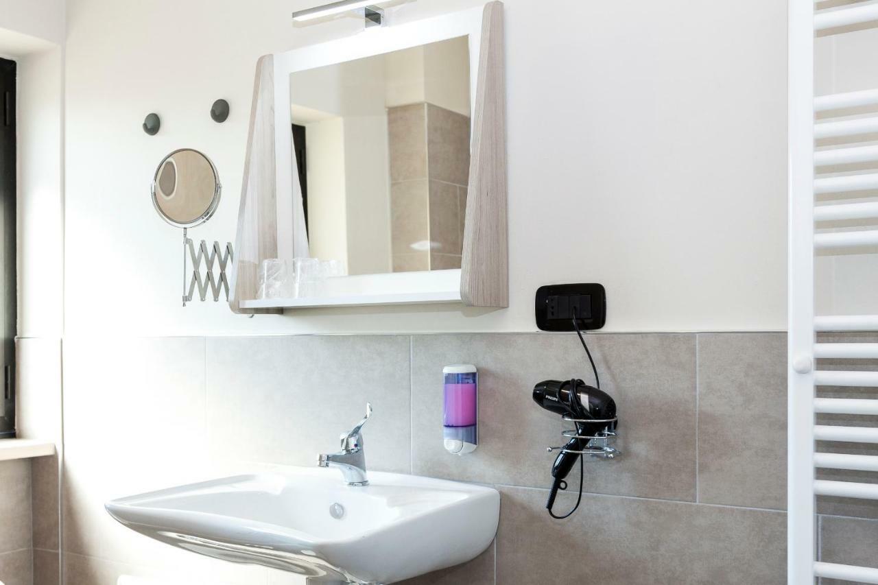 Riviera Hub Hotel Cisano sul Neva Luaran gambar