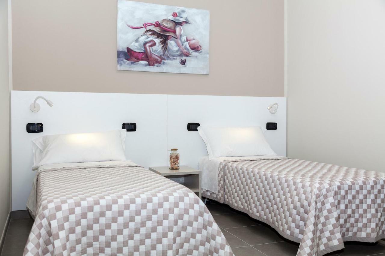 Riviera Hub Hotel Cisano sul Neva Luaran gambar
