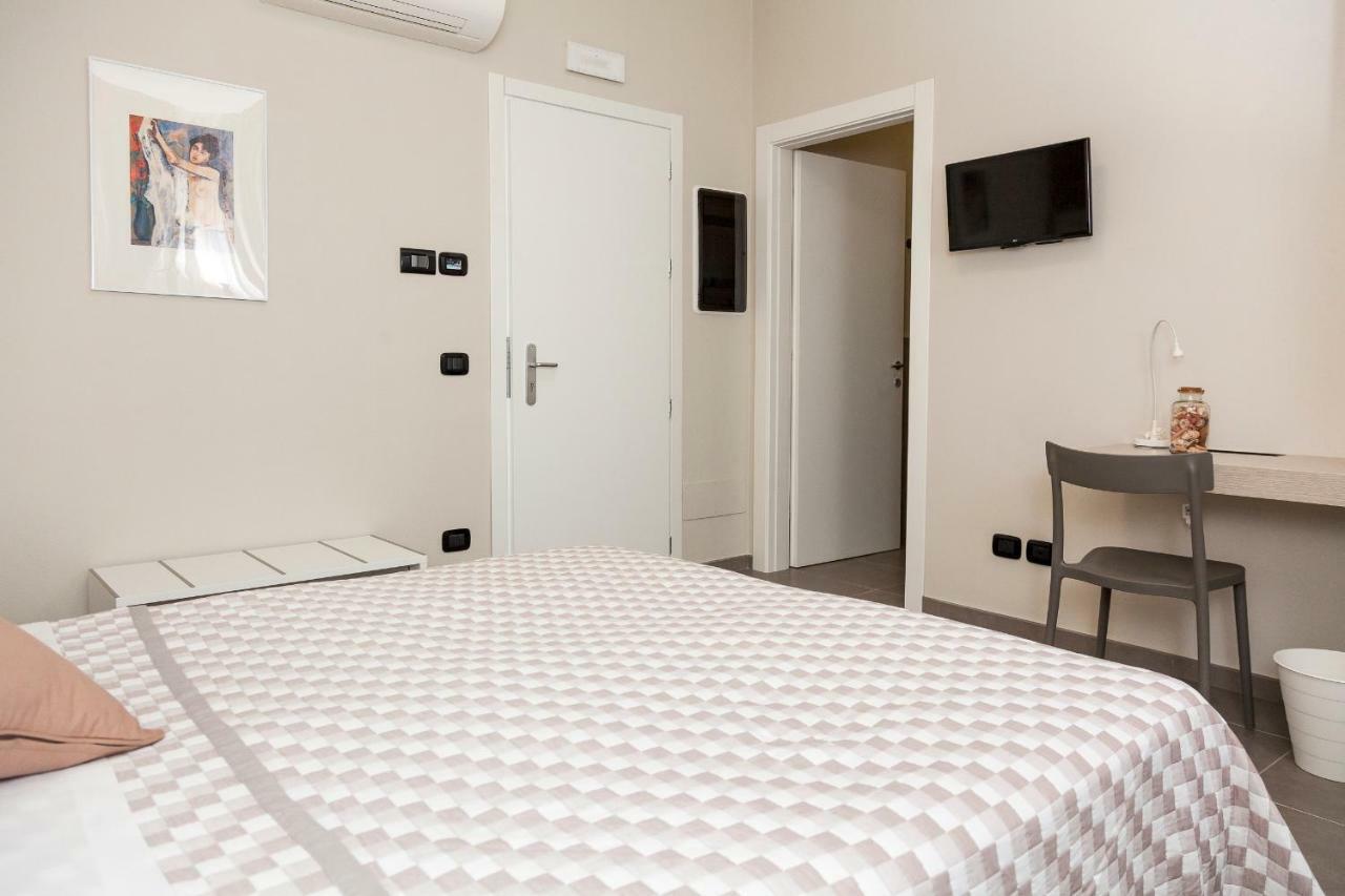Riviera Hub Hotel Cisano sul Neva Luaran gambar