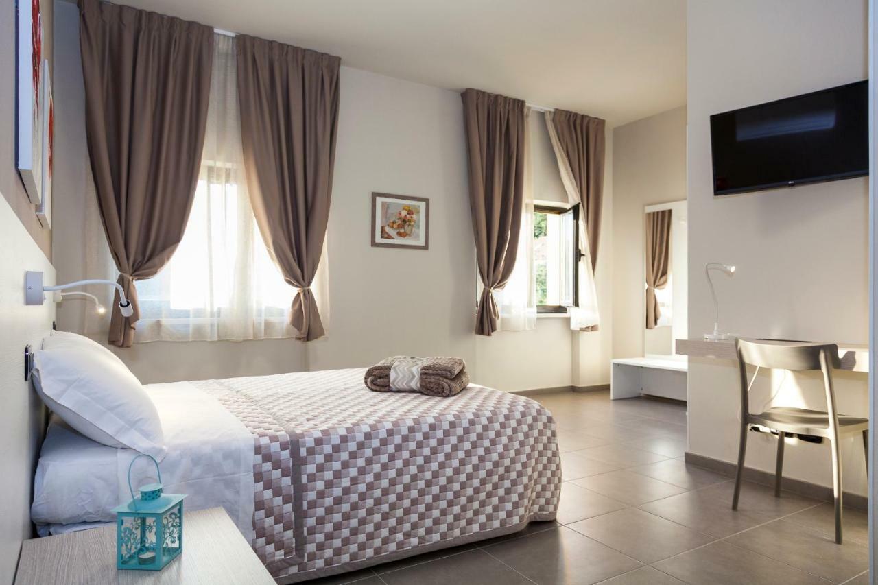 Riviera Hub Hotel Cisano sul Neva Luaran gambar