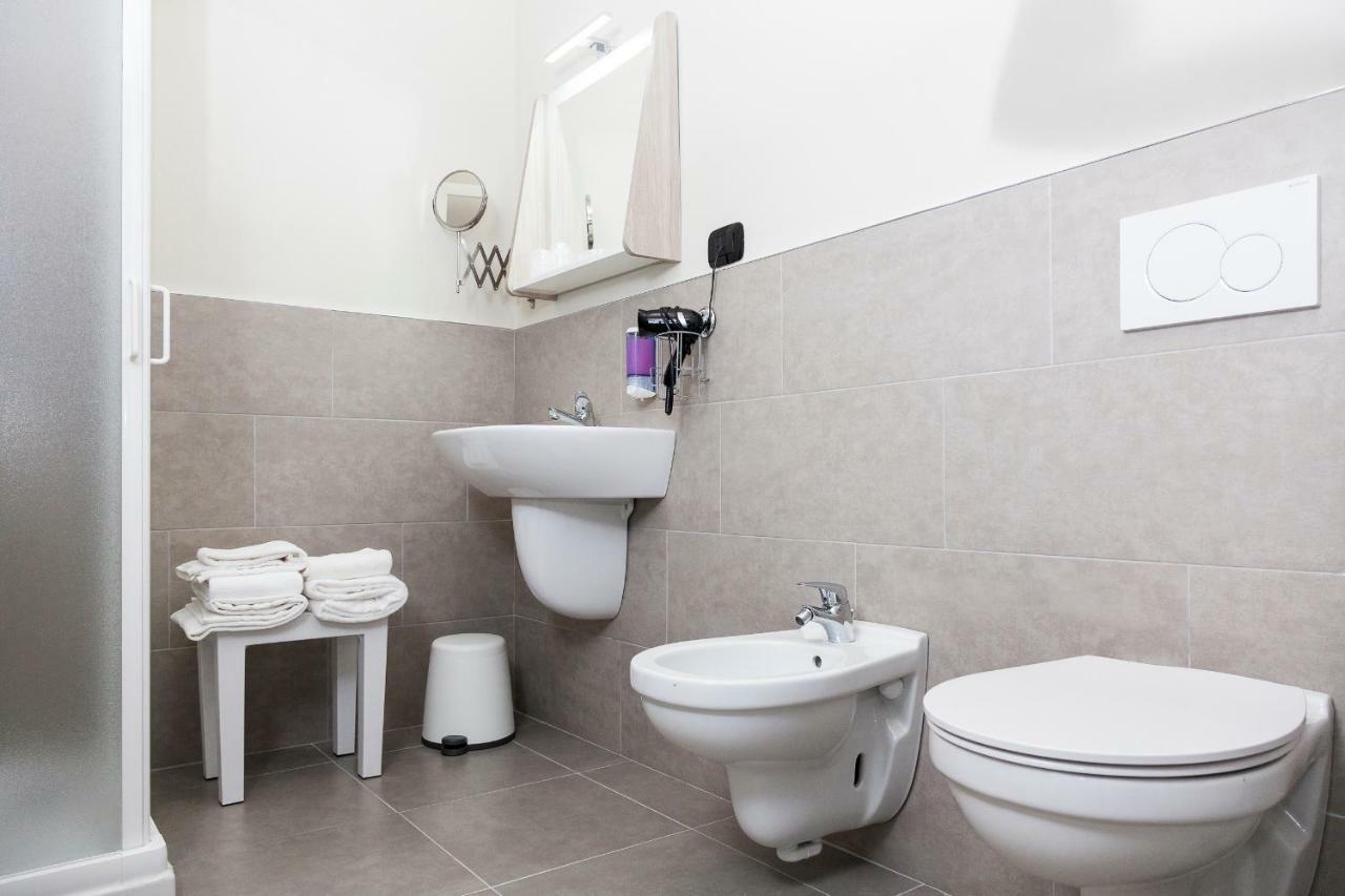 Riviera Hub Hotel Cisano sul Neva Luaran gambar