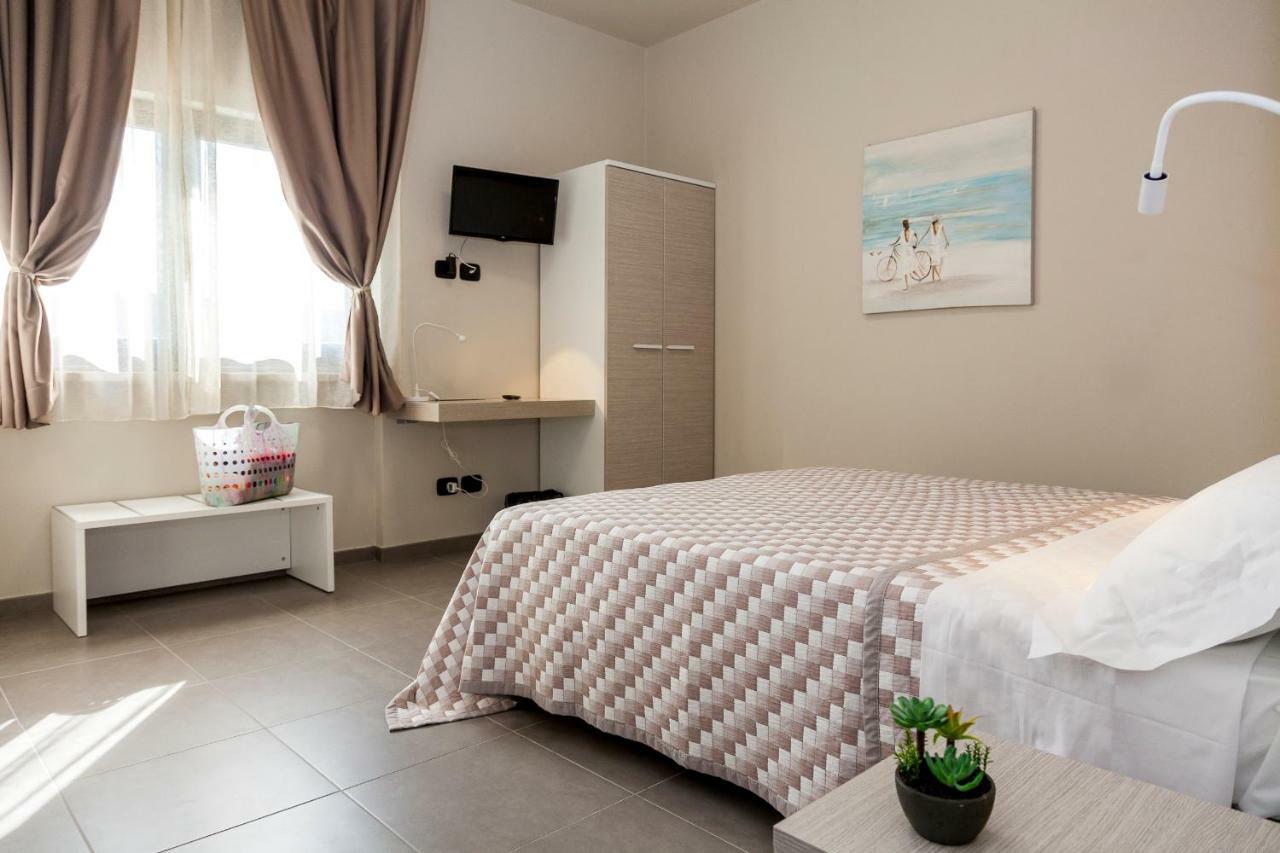 Riviera Hub Hotel Cisano sul Neva Luaran gambar