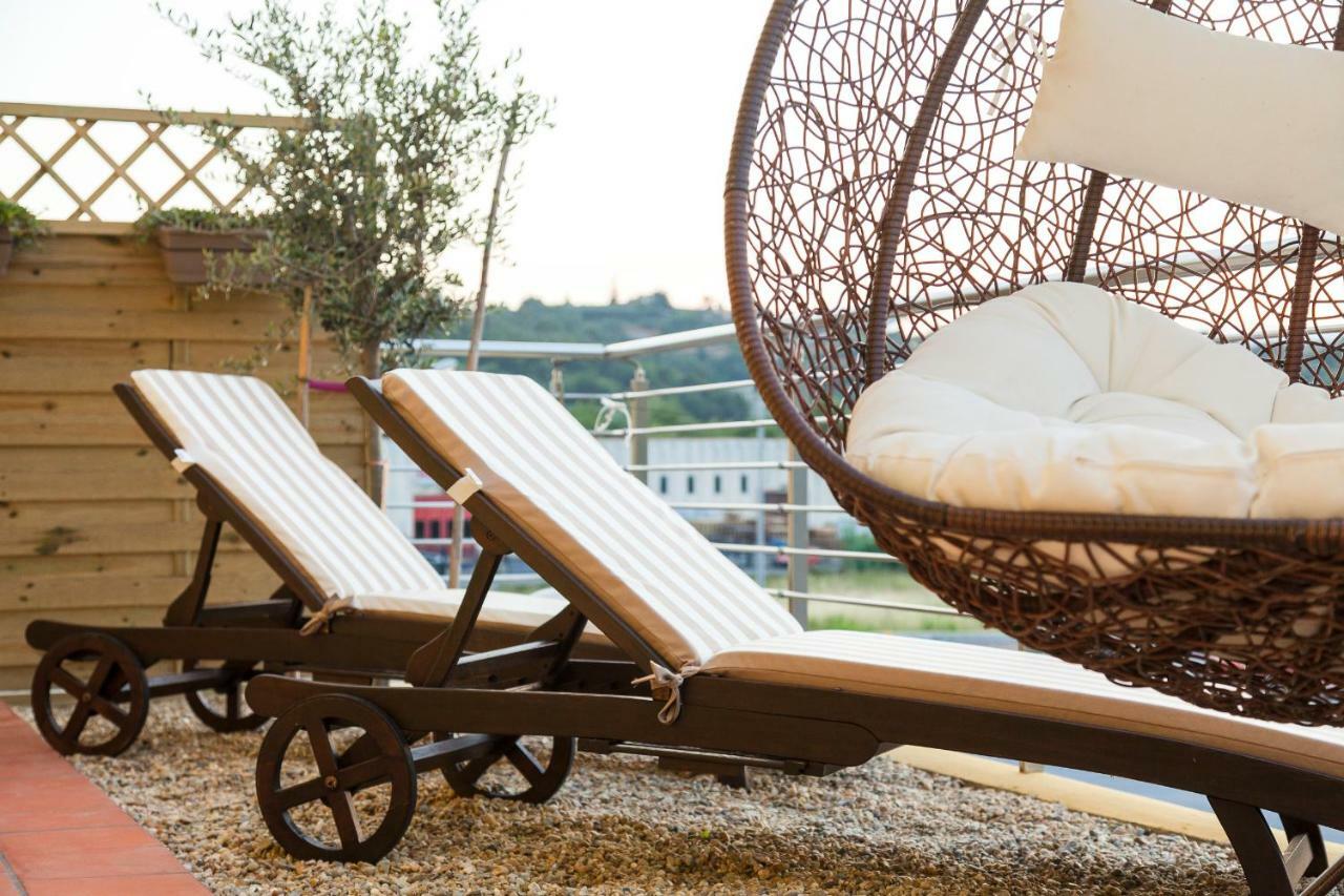 Riviera Hub Hotel Cisano sul Neva Luaran gambar