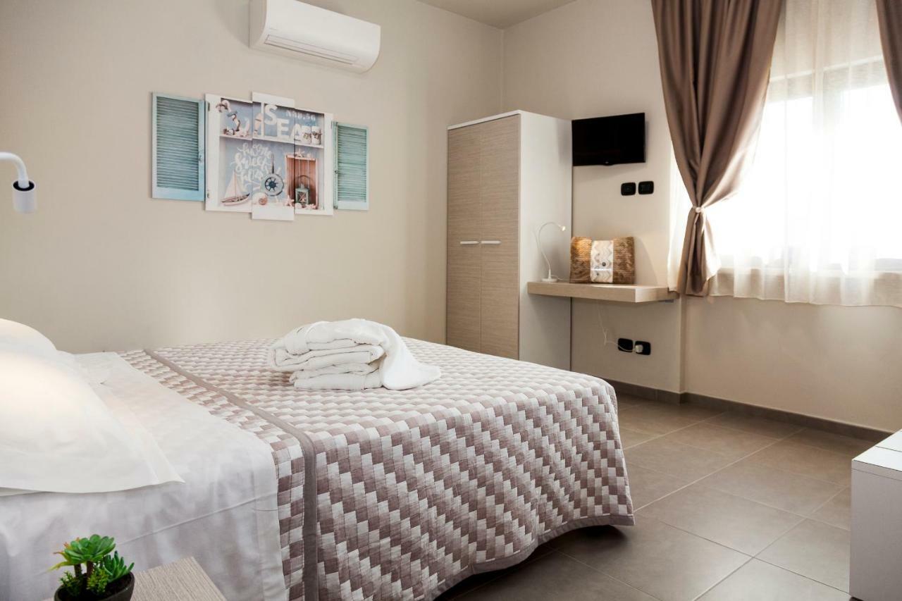 Riviera Hub Hotel Cisano sul Neva Luaran gambar