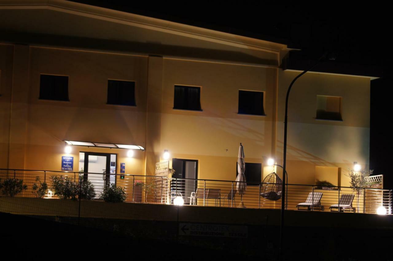 Riviera Hub Hotel Cisano sul Neva Luaran gambar